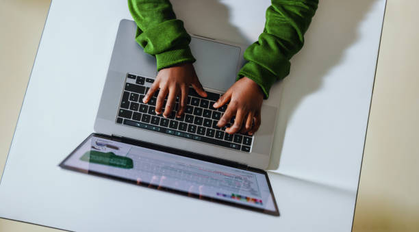 Человек в зеленом свитере пользуется ноутбуком, имеет отношение к советам и рекомендациям по повышению производительности в ArchiCAD.